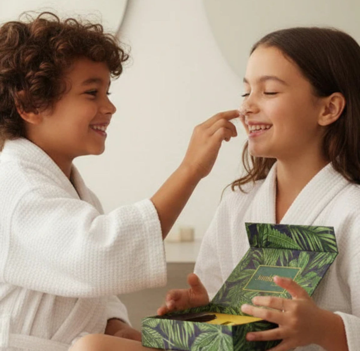 Kinder mit einer JunkFree Cosmetics Beauty Box