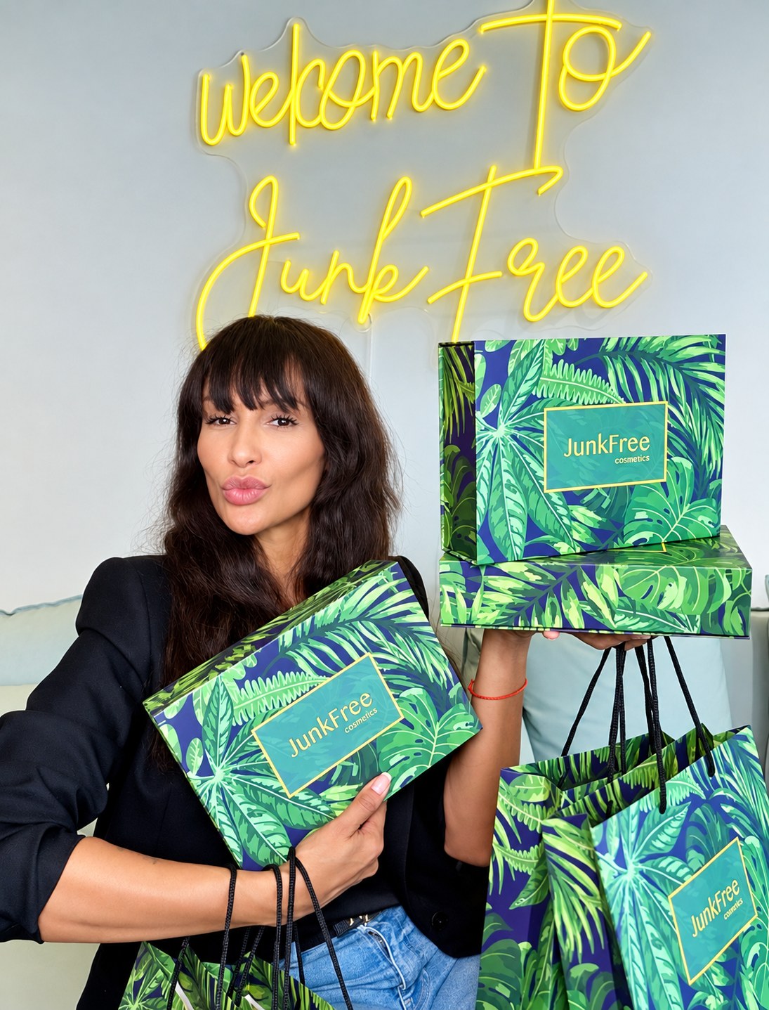 Gruenderin von JunkFree Cosmetics im Showroom mit Beauty Boxen